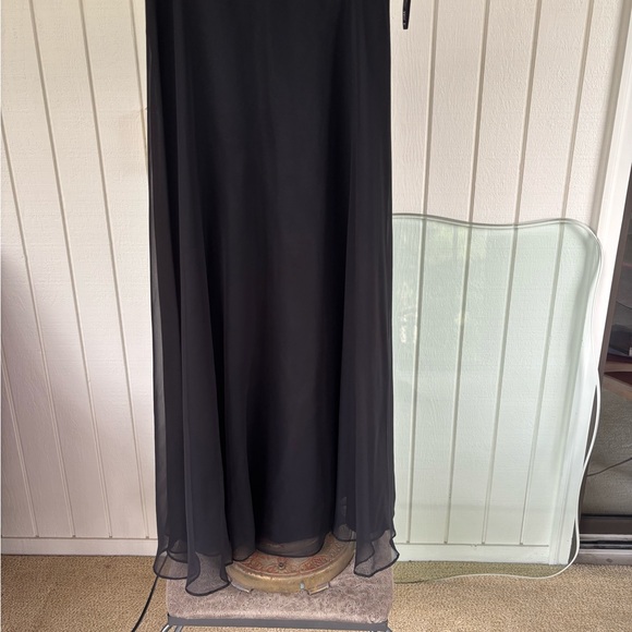 Elegant Black Layered Maxi Skirt - Picture 4 of 11